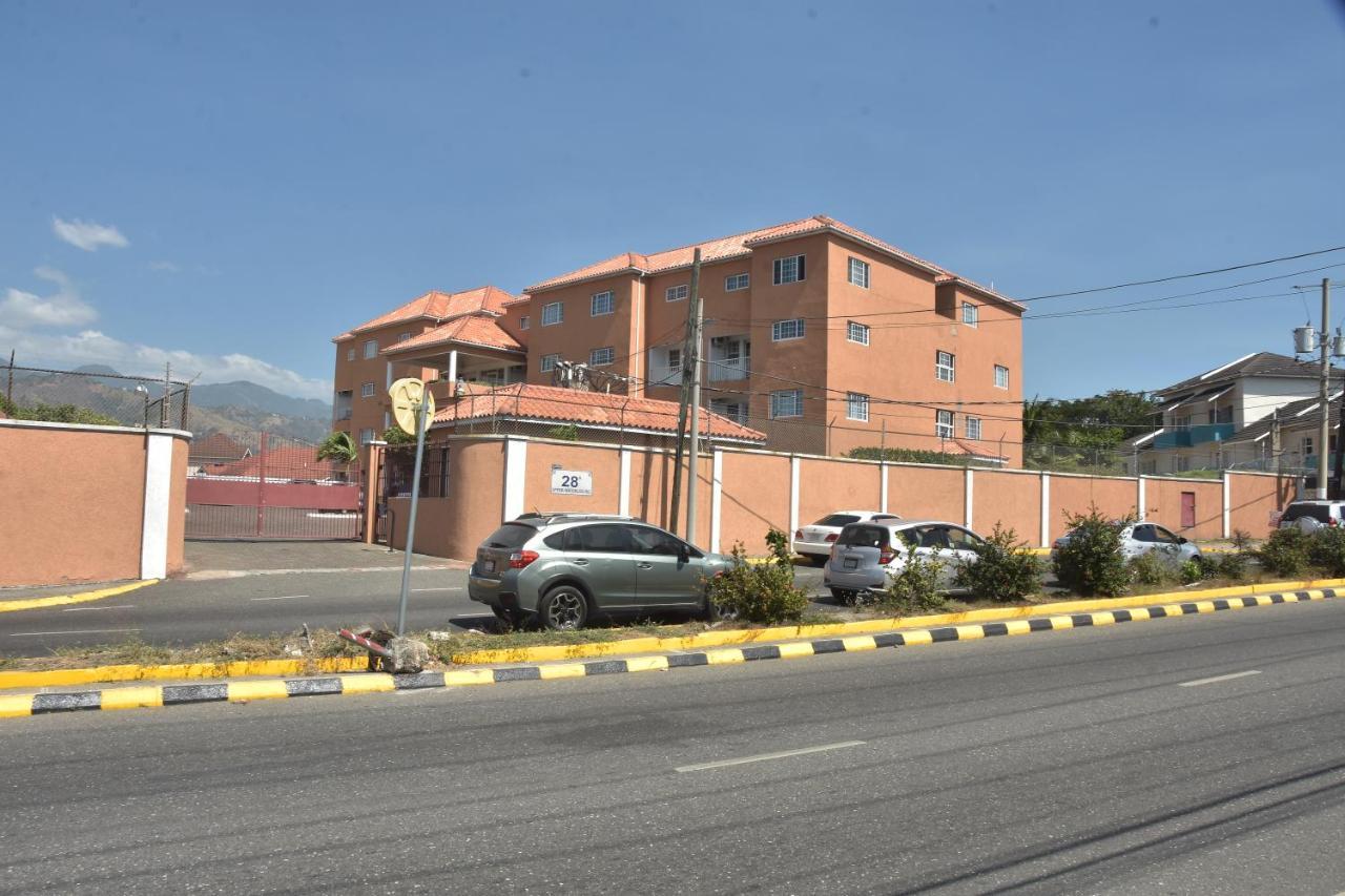 Embassy Deluxe Apartment كينغستون المظهر الخارجي الصورة